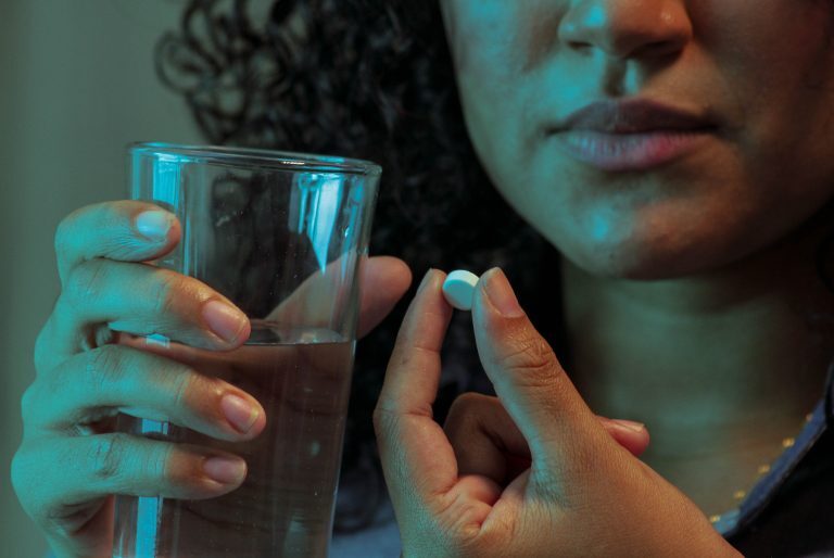 Saúde pública: médica orienta sobre automedicação e a importância do atendimento