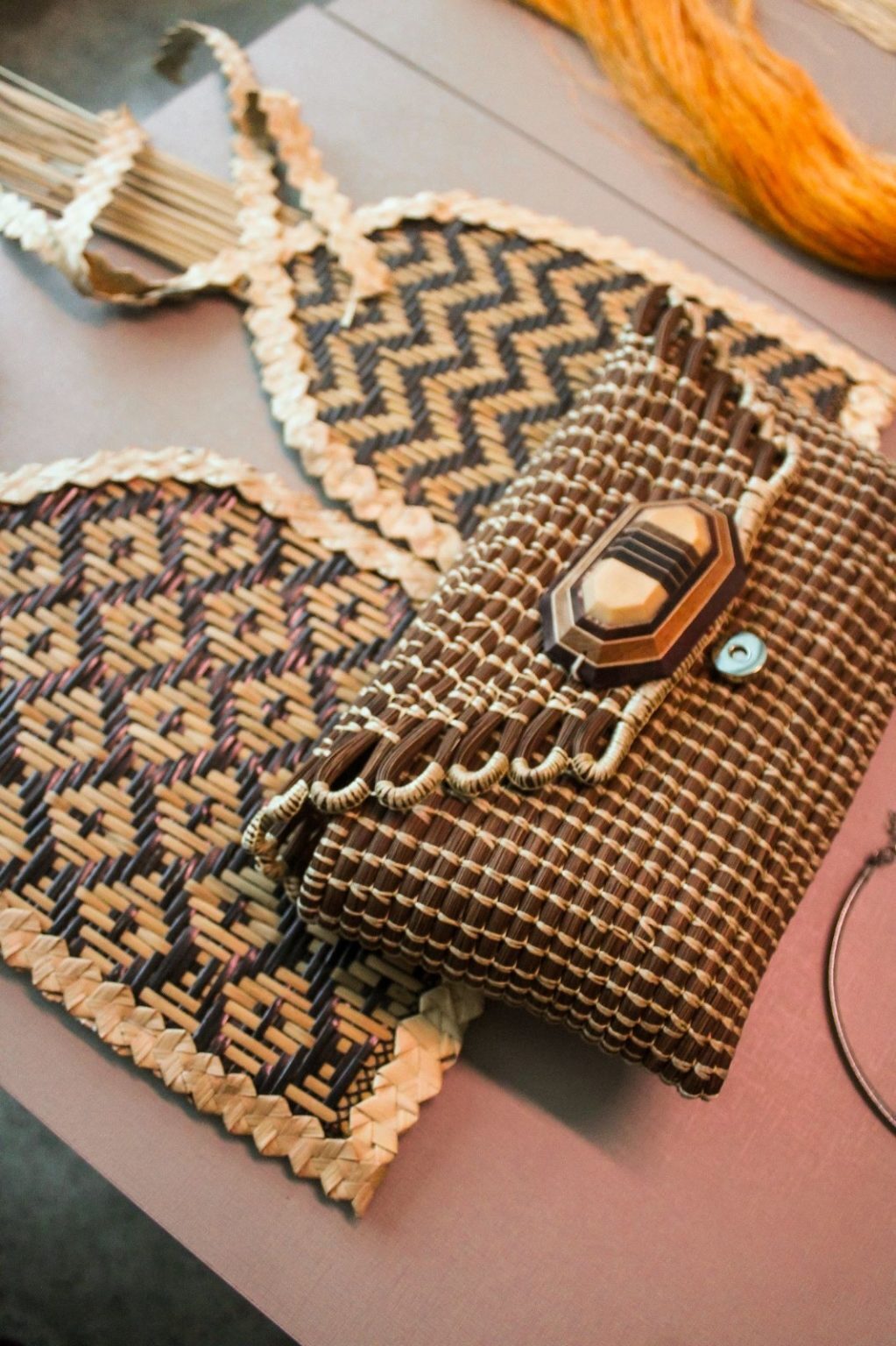 Moda com insumos da floresta é transformada em estratégia de geração de renda no Amazonas