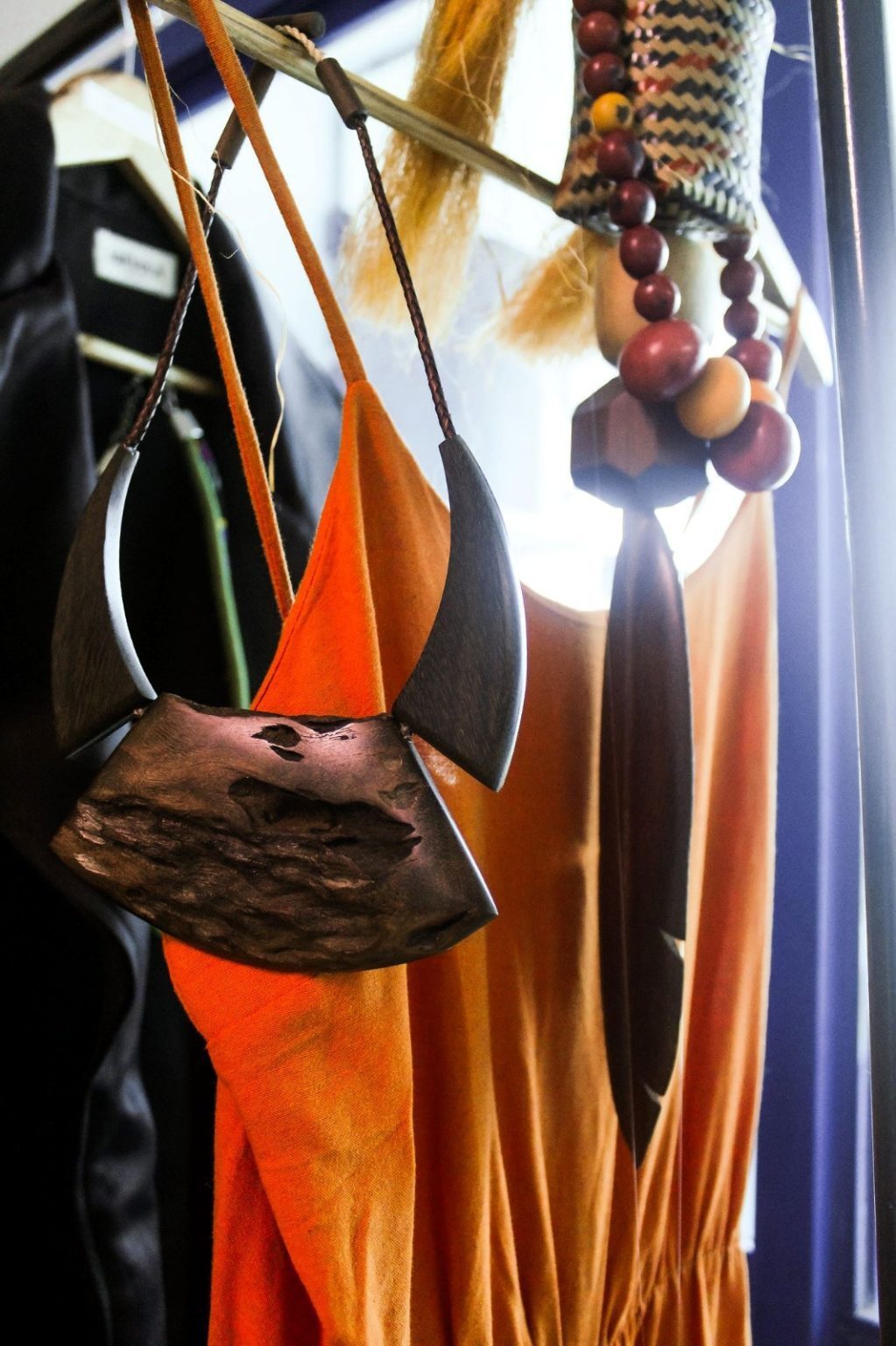 Moda com insumos da floresta é transformada em estratégia de geração de renda no Amazonas