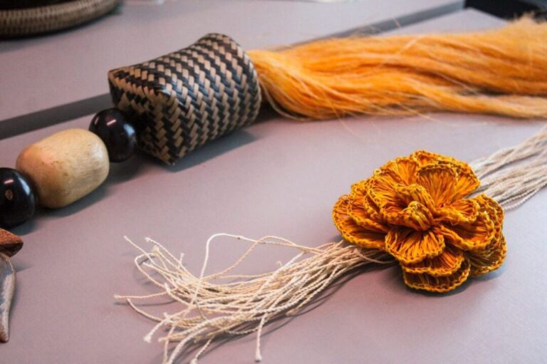 Moda com insumos da floresta é transformada em estratégia de geração de renda no Amazonas