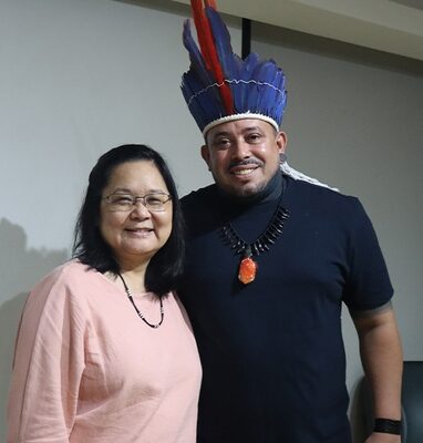 Imagem colorida mostra o pesquisador indígena Tyson Saterê-Mawé e a pesquisadora Noemia Ishikawa no inpa