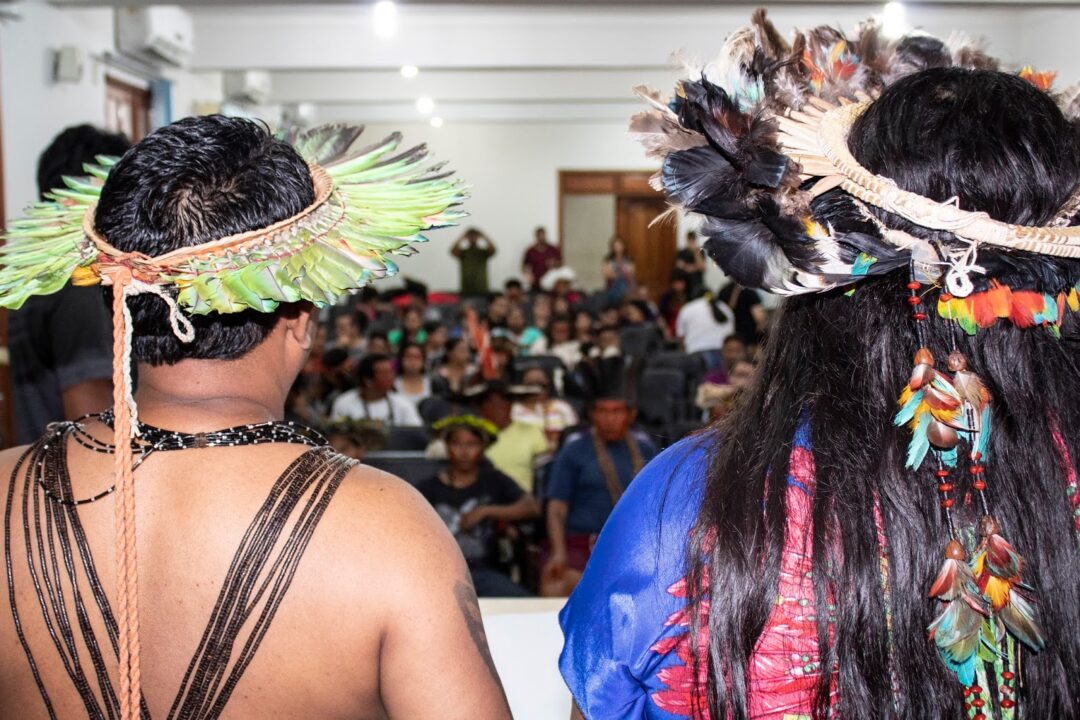 Indígenas no auditório da Unir
