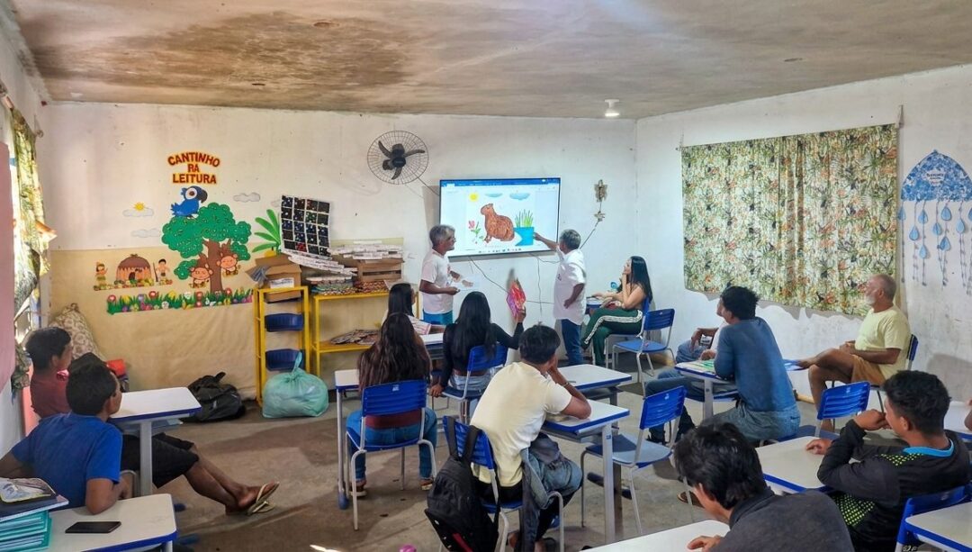 Projeto de ensino consiste em nove oficinas pedagógicas que visam o estudo fonético/morfológico, morfossintático e a produção do material. Foto: Unemat/Divulgação