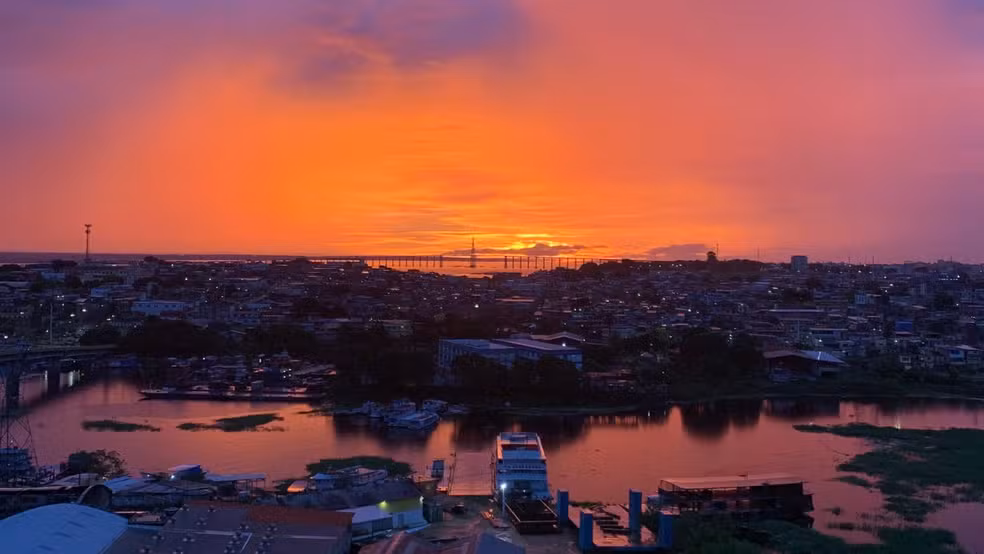 Coloração laranja intensa e incomum do céu chamou a atenção em Manaus. Foto: Reprodução/X
