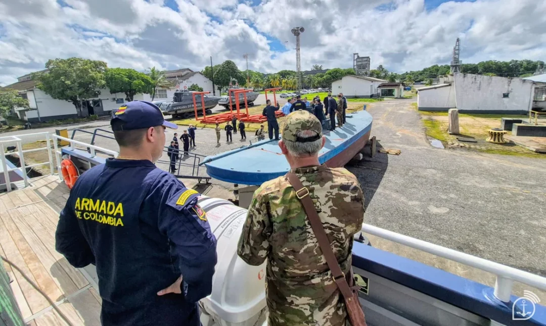 Representantes das Forças Armadas e órgãos de segurança pública do Brasil, Colômbia e Peru visitaram um semissubmersível apreendido pela Marinha do Brasil em 2025 - Imagem: Primeiro-Tenente Rodrigues/Marinha do Brasil