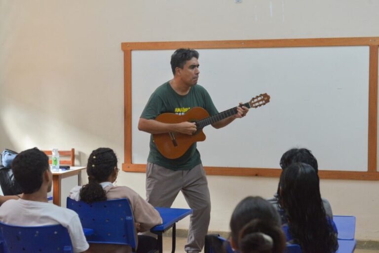 Música, poesia e sons da Amazônia aproximam estudantes da criação artística em Manacapuru