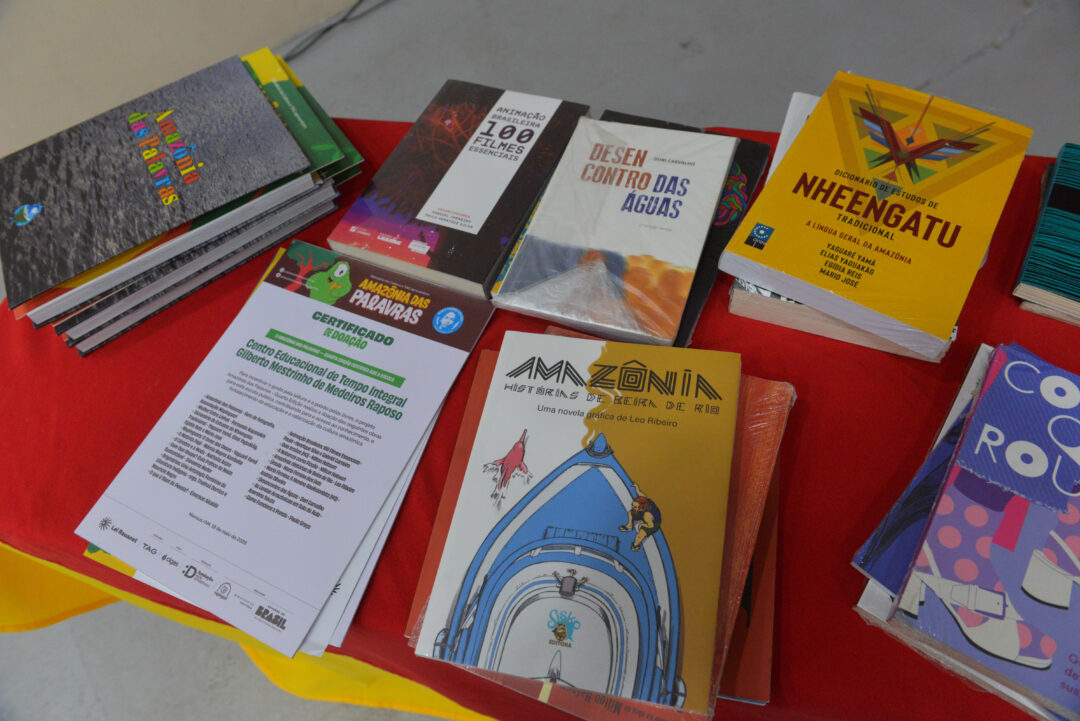 Doação de livros do projeto Amazônia das palavras