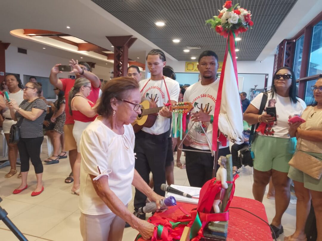Devotos renderam homenagens a São Sebastião, no desembarque em Belém