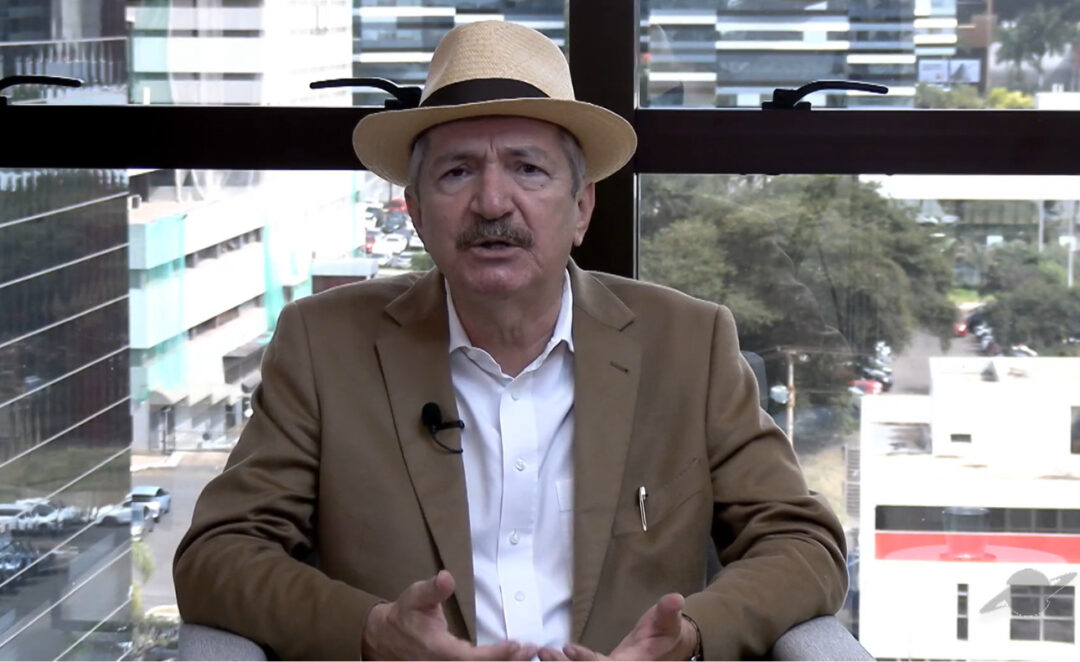 Imagem colorida mostra Aldo Rebelo em fala durante o programa 'Entrevistas' do Amazon Sat