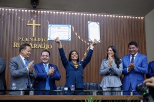 Imagem colorida mostra Marciele Albuquerque recebe título de cidadã amazonense e medalha Ruy Araújo na Aleam