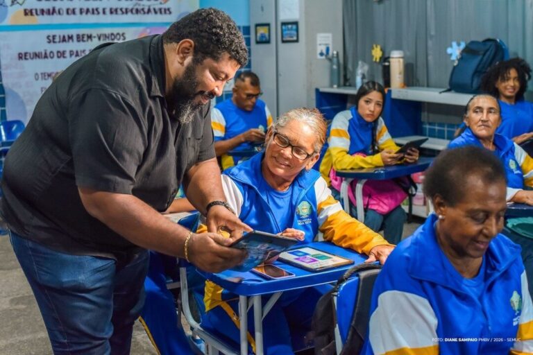 Em Boa Vista, escola usa aplicativo para transformar histórias da EJA