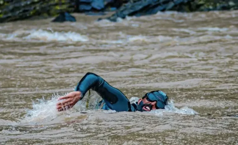 Em ação ambiental, ‘Homem-Peixe’ chega em Manaus após travessia de 5 mil quilômetros a nado pelos rios amazônicos