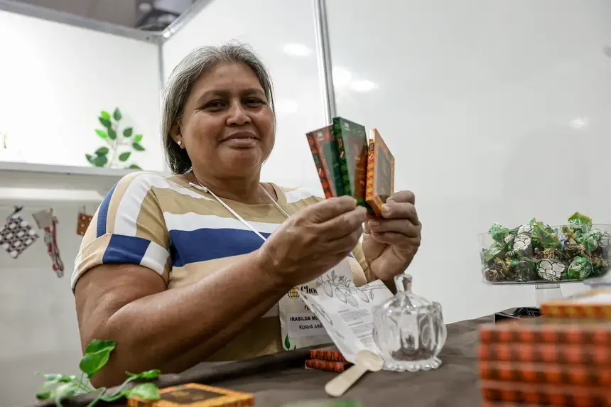 Irasilda Pereira, empreendedora indígena da Kunhã Arã no festival de chocolate em Belém. Foto: Pedro Guerreiro/Agência Pará