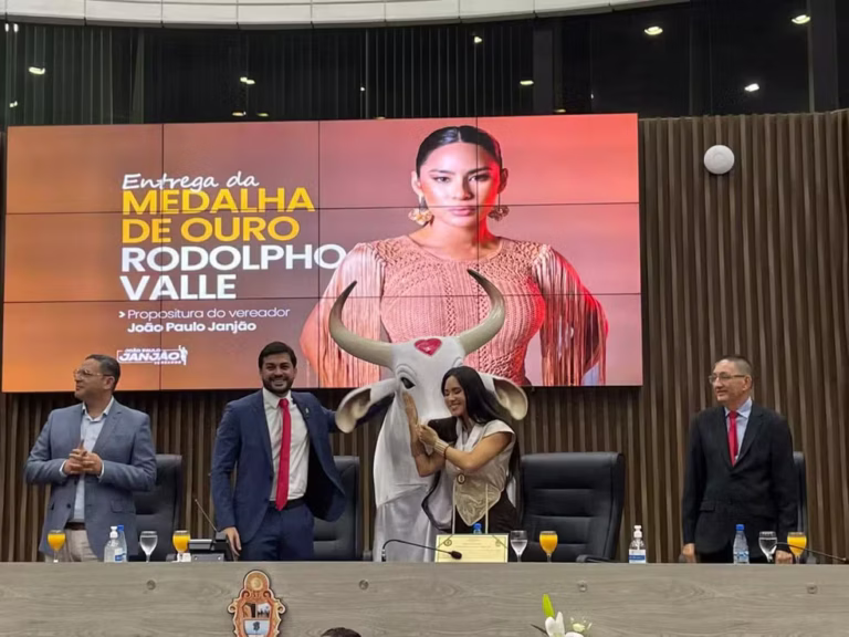 Isabelle Nogueira recebe Medalha de Ouro Rodolpho Valle na CMM