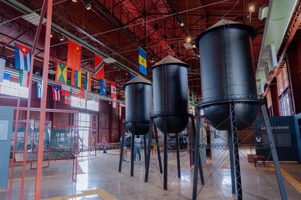 Imagem colorida mostra parte interna do Museu da Madeira-Mamoré com caixas d'água e outros itens do museu