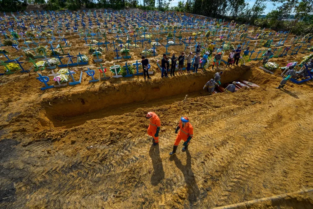 Em imagem de abril de 2020, cemitério do Tarumã recebia enterros em valas coletivas. Dezenas de covas tiveram de ser abertas para atender a demanda provocada pelas mortes na pandemia — Foto: Reprodução/Rede Amazônica