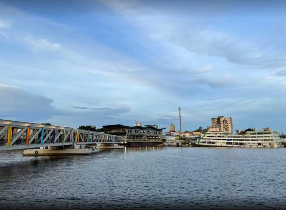 Rio negro em processo de vazante regular