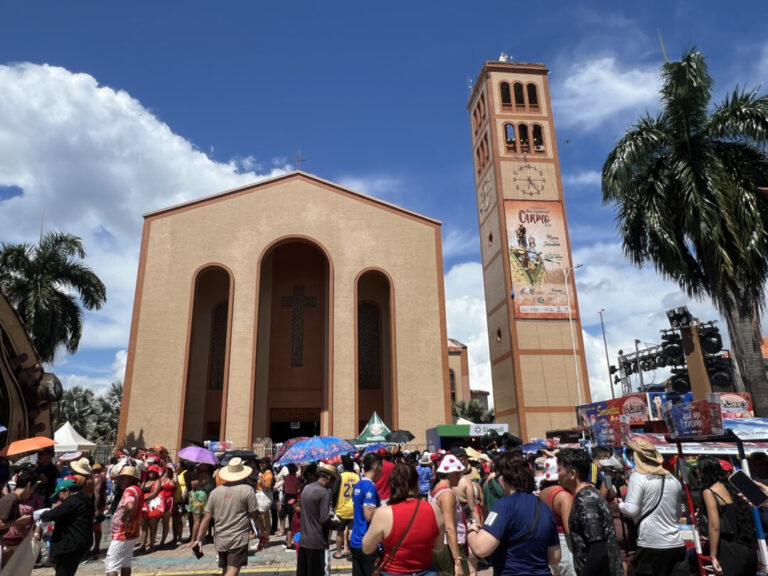Torre da Catedral de Nossa Senhora do Carmo: uma visão panorâmica da cidade que vive a cultura popular