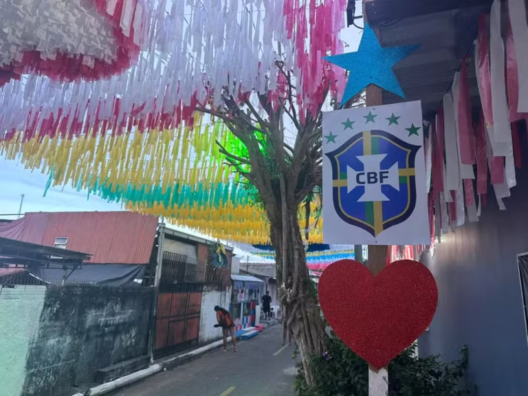 Ruas de Parintins unem cores de Caprichoso, Garantido e Seleção Brasileira em decoração especial