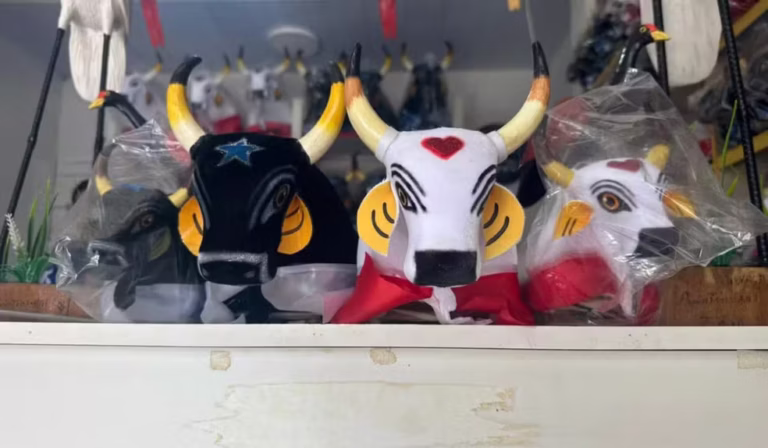 Um pedaço de Parintins na bagagem: artesão que produz ‘boizinhos’ abre loja própria após 34 anos de trabalho