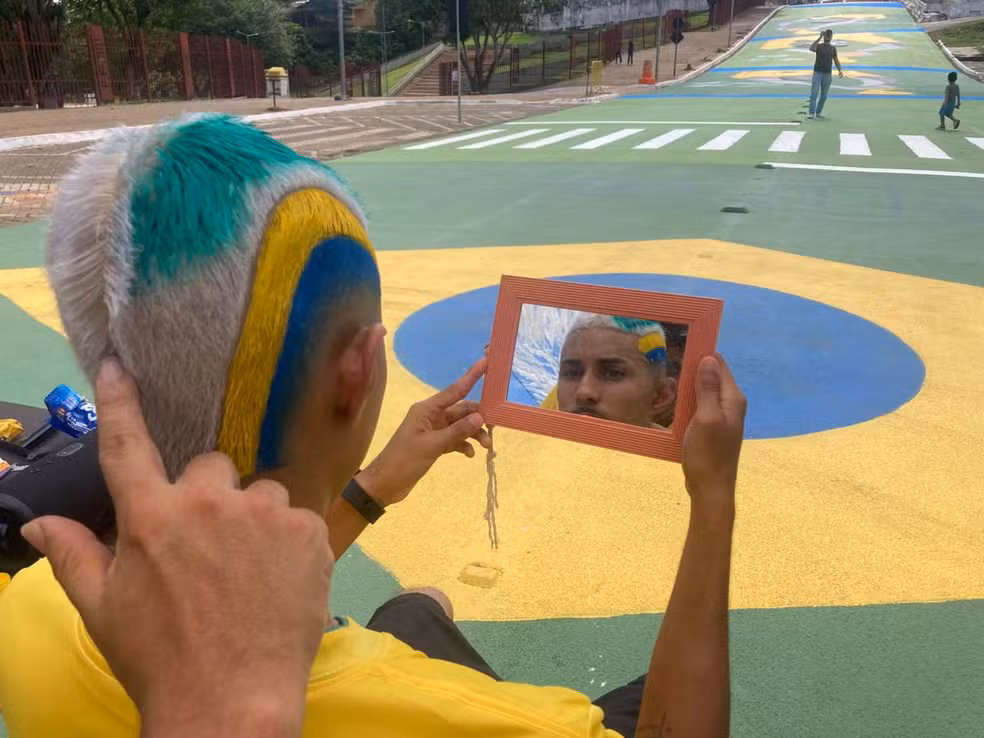 Barbeiros criam cortes de cabelo inspirados na Copa do Mundo em Porto Velho.