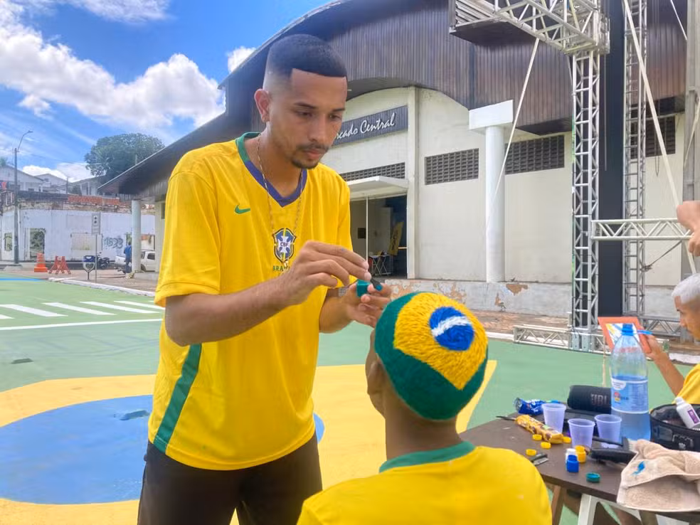 Barbeiros criam cortes de cabelo inspirados na Copa do Mundo em Porto Velho