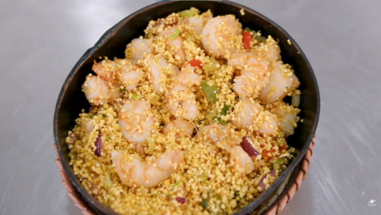 Chef Fran Santos ensina receita de farofa de camarão especial