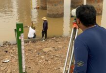 Imagem colorida mostra pesquisadores do SGB fazendo medição em Rondônia