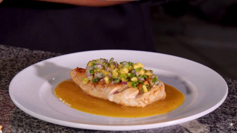 Chef Manoel Brelaz ensina receita de supremo de frango ao vinagrete de banana e velouté de tucupi