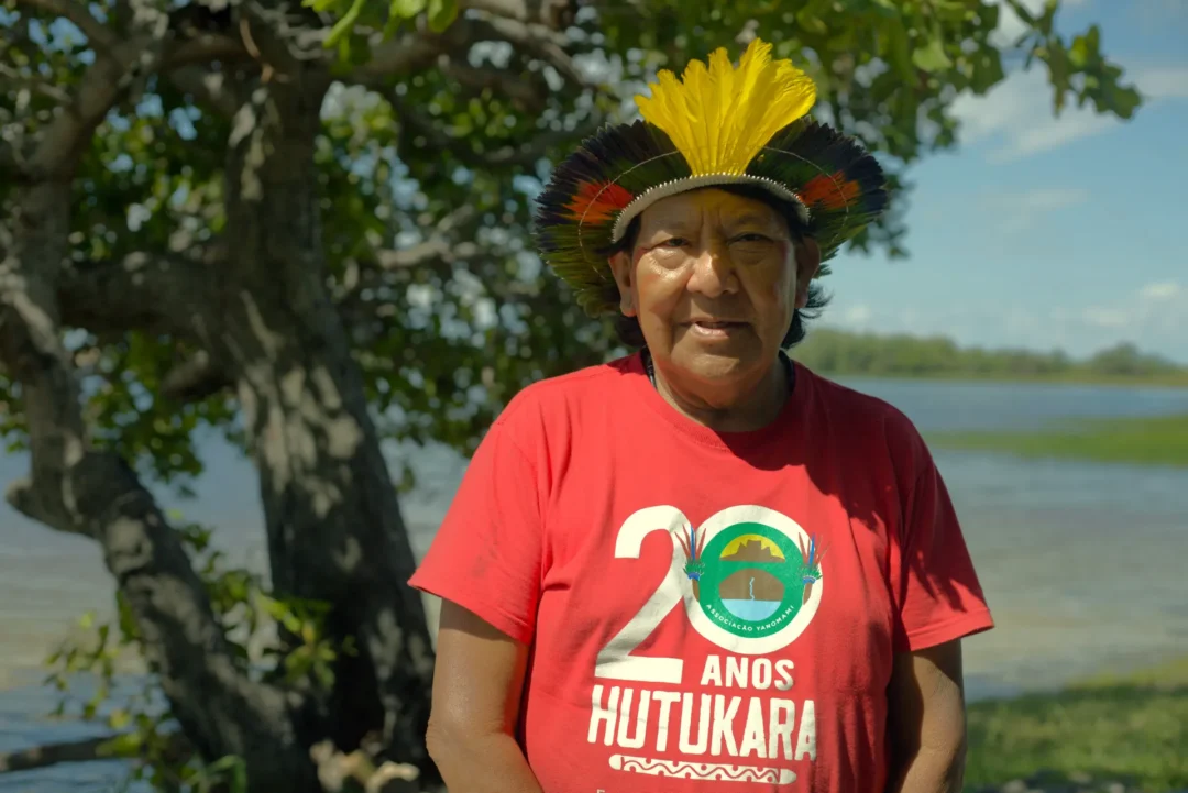 Imagem colorida mostra indígena Davi Kopenawa