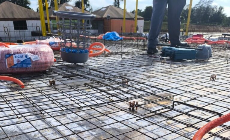 Caroço de tucumã se transforma em bioplástico sustentável para a construção civil
