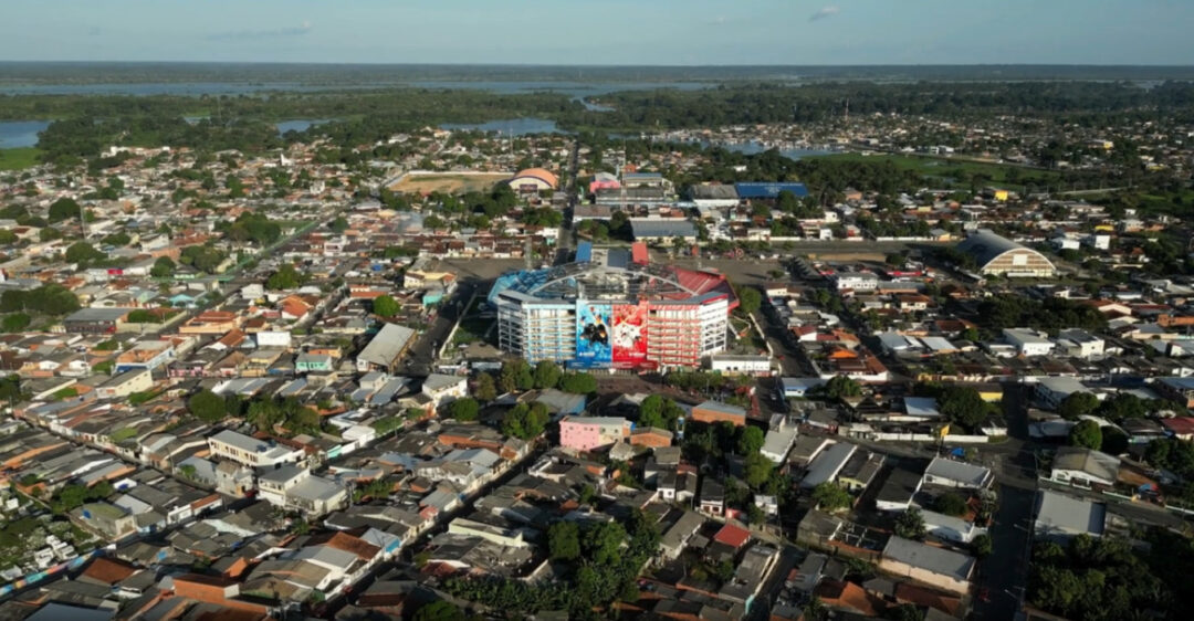 Vista áerea de Parintins e do Bumbódromo. Foto: Paulino produções