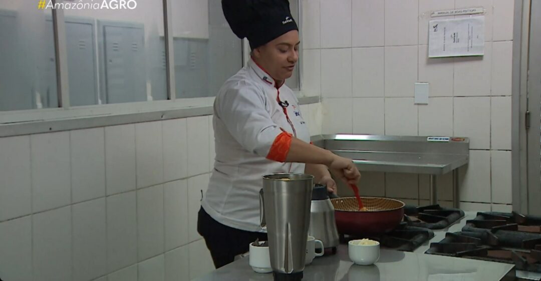Imagem colorida mostra chef preparando trufa de tucumã em panela