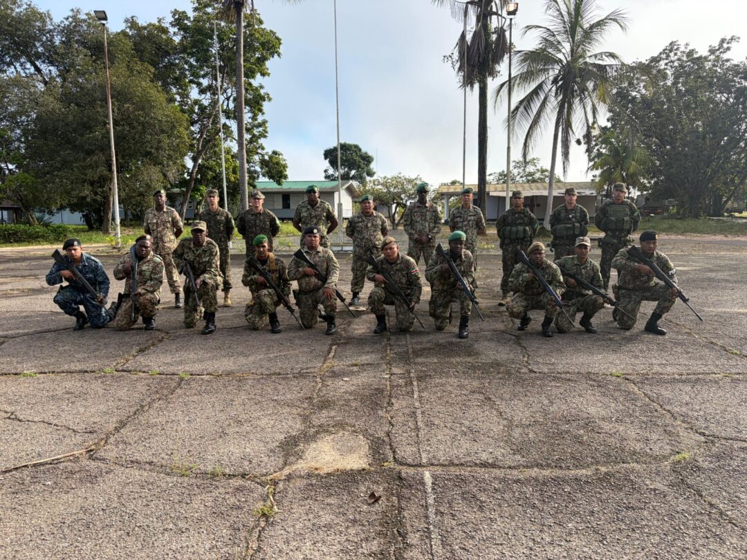 Militares brasileiros ministram técnicas de Guerra na Selva no Suriname