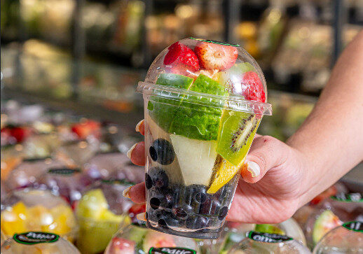 Frutas picadas em um copo