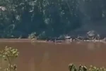Imagem colorida mostra indígenas Korubo em barco