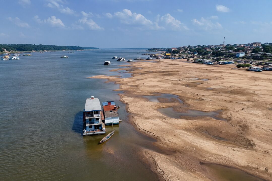 Imagem colorida mostra barcos afetados por seca no Amazonas para logística