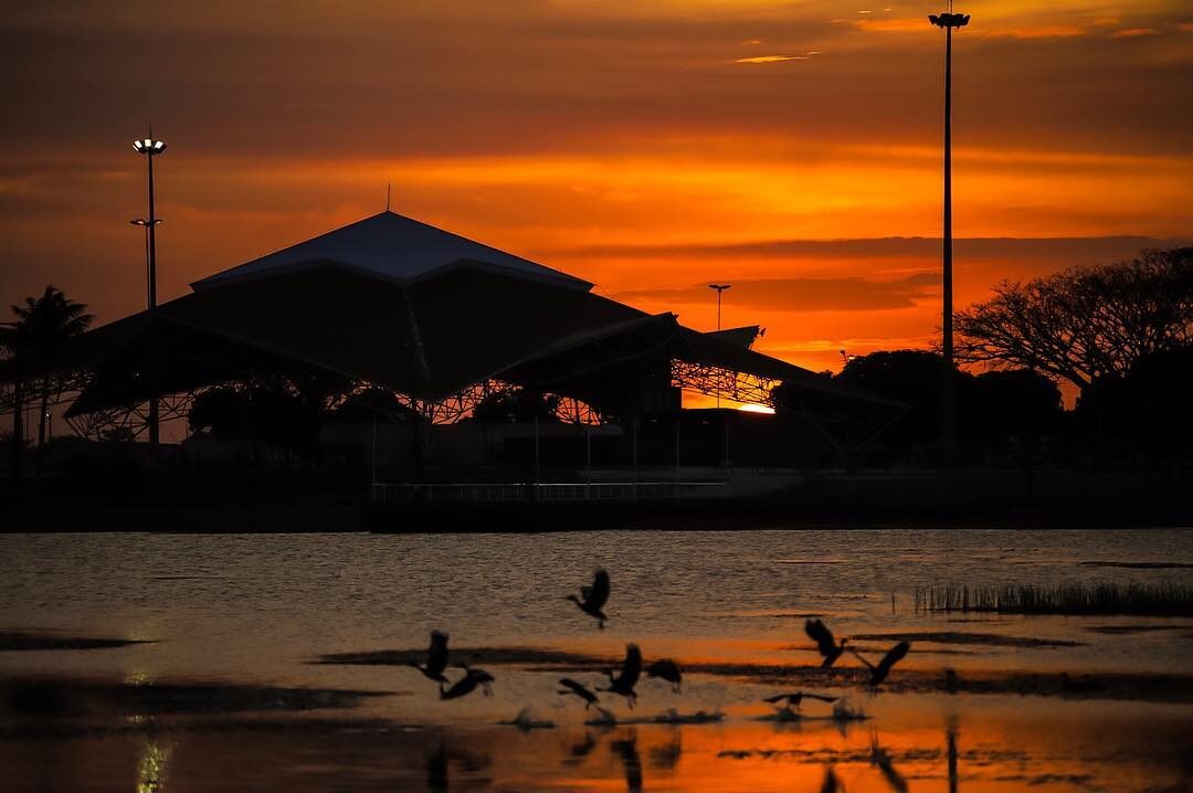 imagem colorida mostra por do sol no Parque Anauá