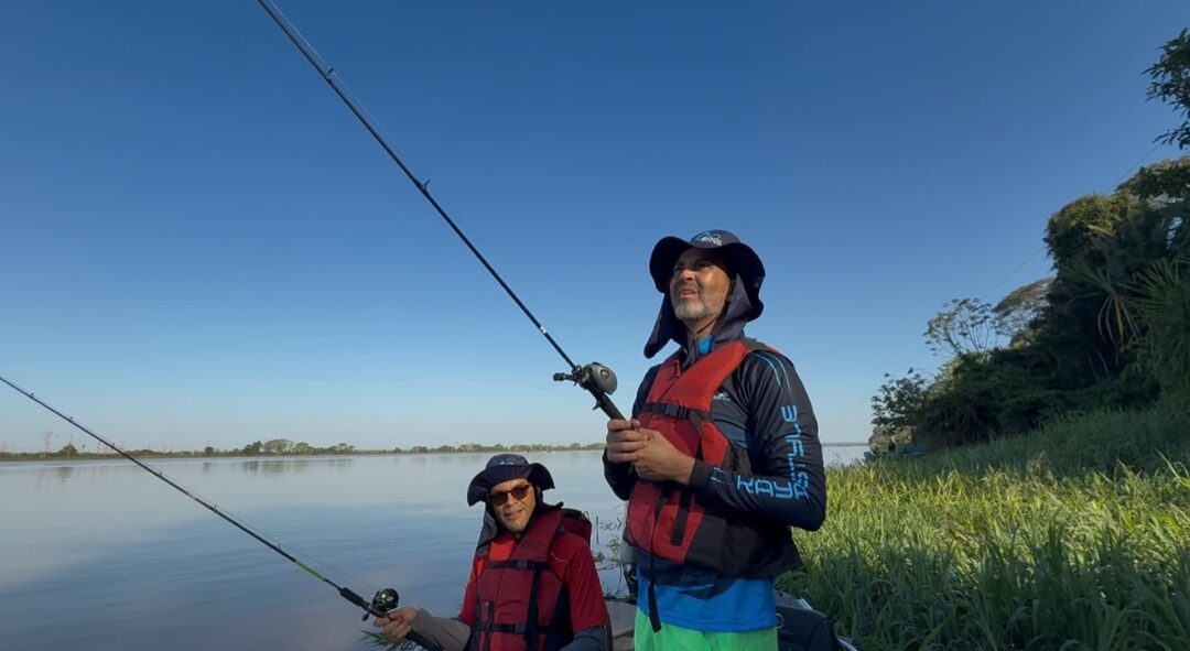 Imagem colorida mostra secretário nacional de políticas de turismo de Rondônia em pesca esportiva