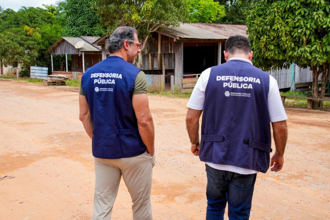 Rafael Barbosa e Thiago Rosas durante mapeamento fundiário de comunidades da BR-319. Foto: Luiz Felipe Santos/DPE-AM