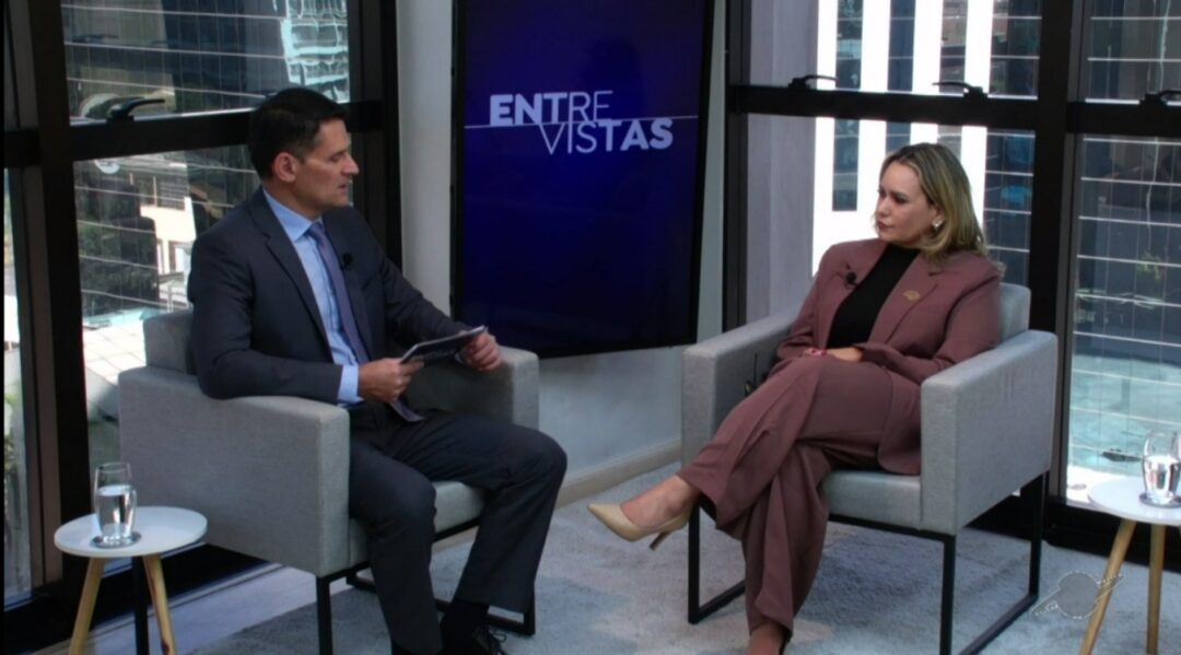 Vanessa Duarte sendo entrevistada no Amazon Sat