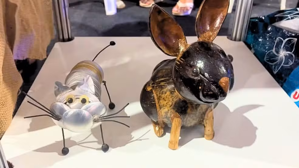 Artesanato de Augusto é feito a partir da reciclagem de lixo