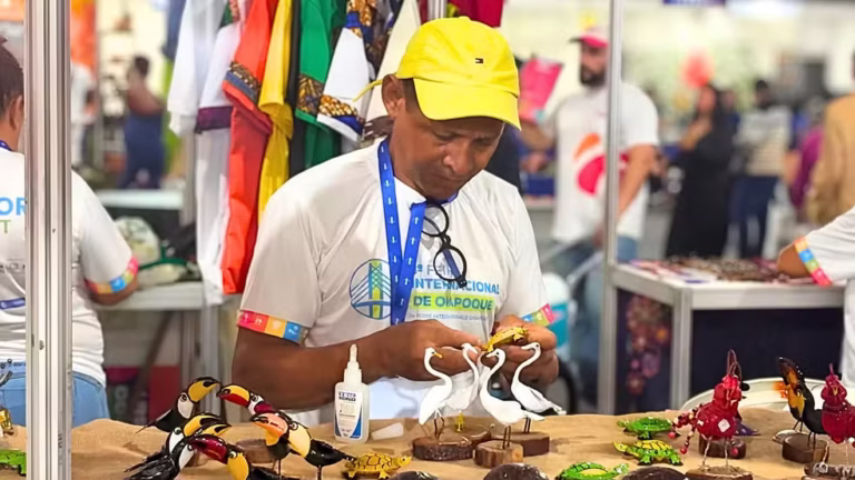 ‘Lixo a gente reutiliza’, diz artesão de Oiapoque que superou o desemprego com a reciclagem