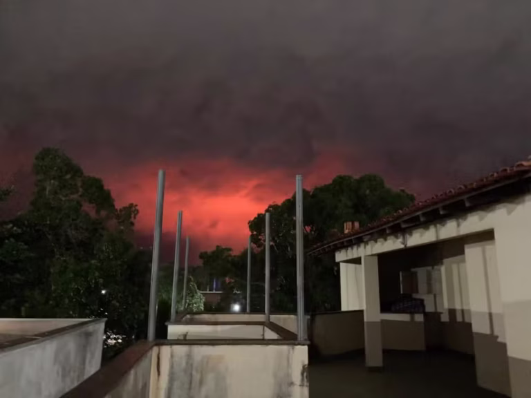 O que explica o céu vermelho durante temporal em Porto Velho? Entenda