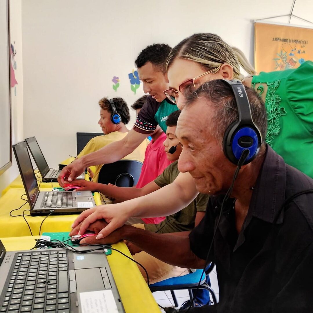 Proposta é levar conhecimento e acesso à tecnologia para comunidades que ainda enfrentam dificuldades para ter contato com ferramentas digitais e oportunidades de formação. Foto: Divulgação/Instituto Descarte Correto