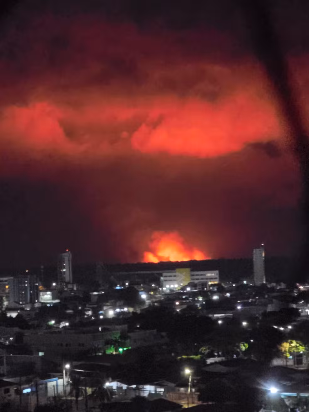céu vermelho durante temporal em Porto Velho