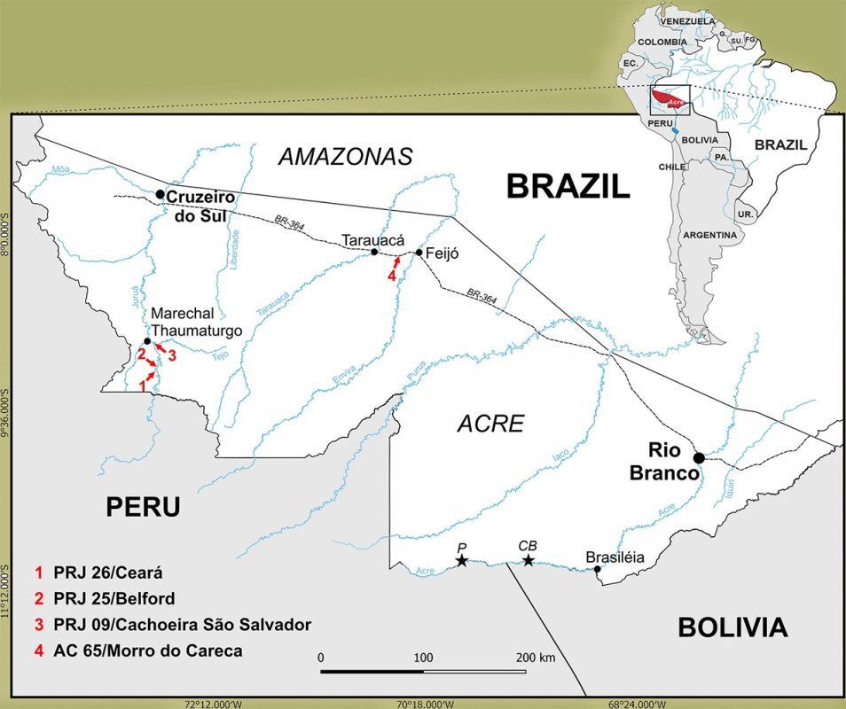 Mapa dos sítios paleontológicos no Estado do Acre, noroeste do Brasil. Os fósseis foram encontrados em quatro localidades associadas à Formação Solimões Superior: Três ficam às margens do Alto Rio Juruá (PRJ 09, PRJ 25 e PRJ 26), no município de Marechal Thaumaturgo, e uma (AC 65, Morro do Careca) está às margens da BR-364, entre Tarauacá e Feijó – Mapa: retirado do artigo
