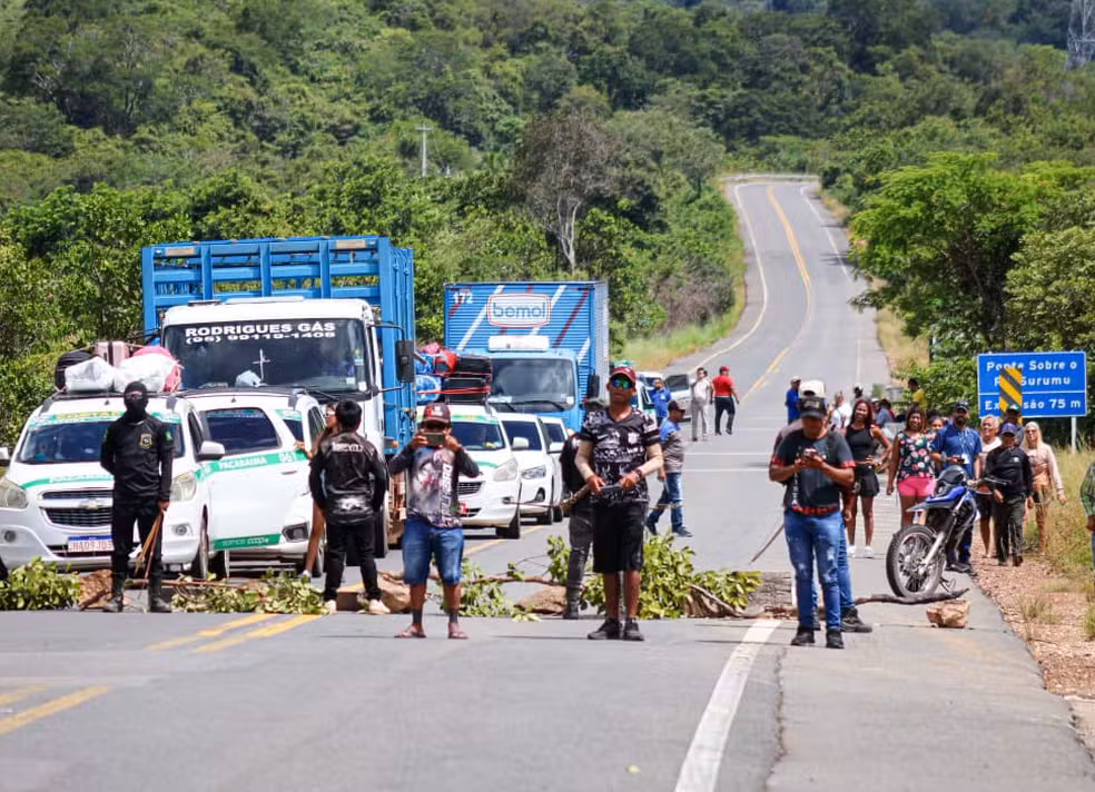 Indígenas protestam contra a lei do marco temporal na BR-174 em Roraima