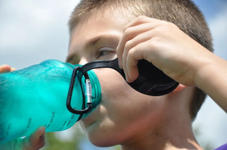 Saiba o que fazer para proteger crianças do calor, fumaça e estiagem em Manaus