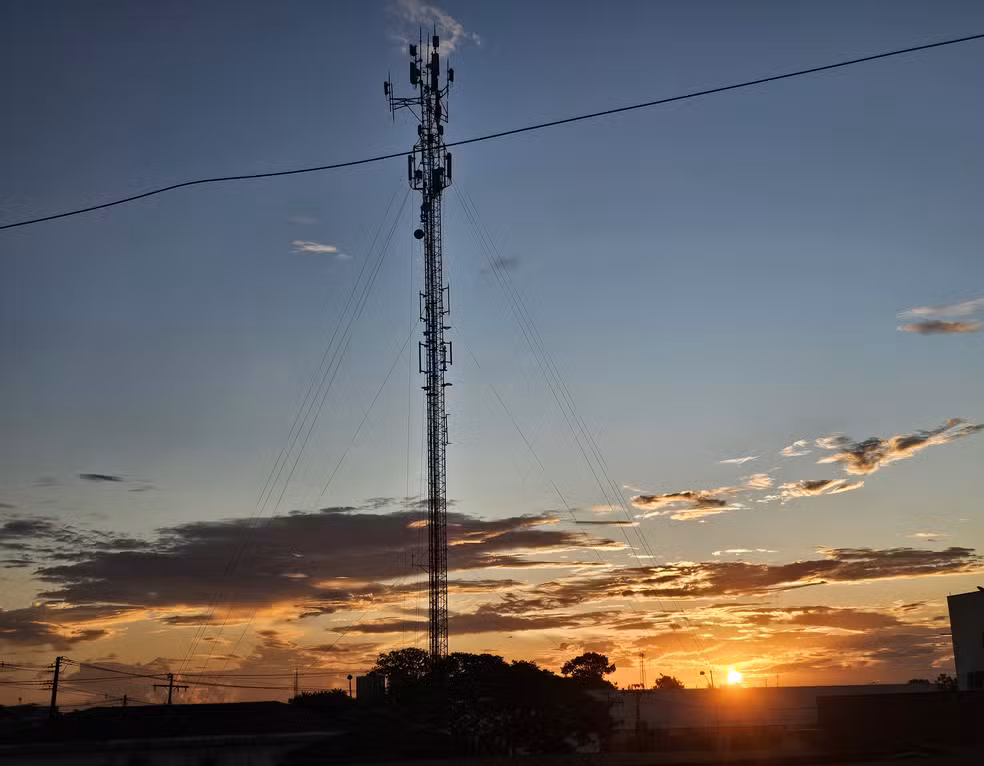 Imagem colorida mostra vista de Rio Branco em antena de observação climática em Rio Branco sob sombra de por do sol ao falar de seca na região